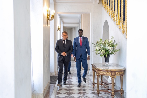 Emmanuel Macron et Bassirou Diomaye Faye à l’Élysée. Photo d’archives publiée par Thièsinfo le 27 août 2025 ; elle ne représente pas une visite au Sénégal en octobre 2026.