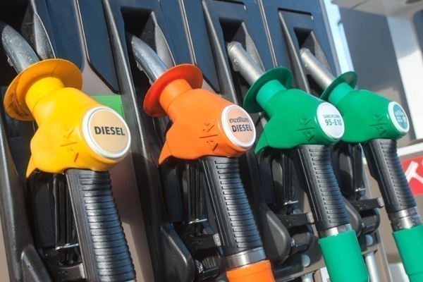 Pistolets de distribution de carburant. Photo d’illustration déjà publiée sur Thièsinfo ; elle ne montre pas les files d’attente du 23 octobre.