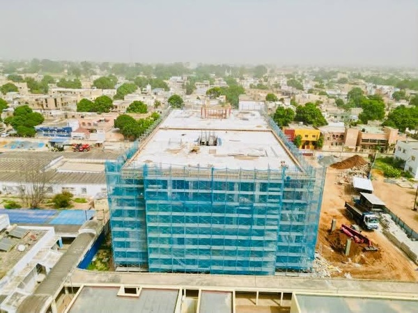 Le bâtiment d’extension de l’hôpital régional de Thiès en cours de construction.