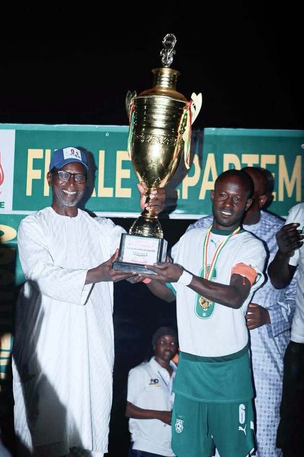 La remise du trophée à l’issue de la finale départementale de Tivaouane, remportée par Ndout. La remise du trophée à l’issue de la finale départementale de Tivaouane, remportée par Ndout.
