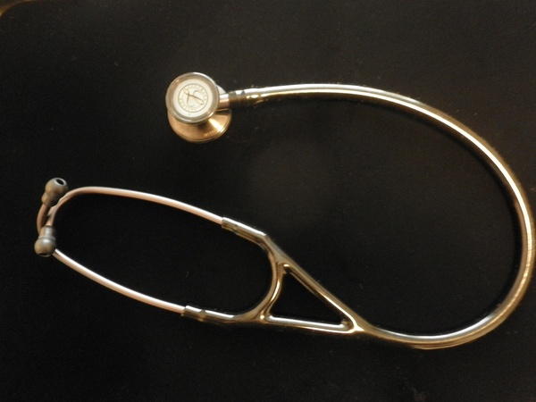 Stéthoscope — photo d’illustration, sans lien avec les équipements du nouvel hôpital de Tivaouane. Crédit : Hanabishi / Wikimedia Commons, CC0.