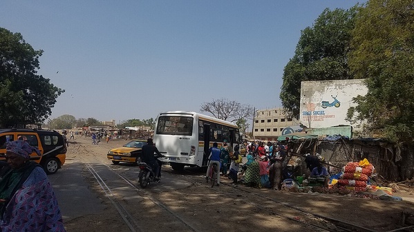 Circulation près du marché central de Thiès en février 2020 — photo d’archives, distincte du lieu et du véhicule de l’accident de Kissane. Crédit : Boydiop2 / Wikimedia Commons, CC BY-SA 4.0.