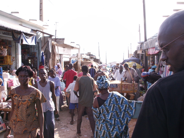 Une rue près du port de Mbour, photo d’archives mise en ligne en 2006. Cette vue ne montre pas les travaux annoncés en octobre 2026. Crédit : KVDP / Wikimedia Commons, domaine public.