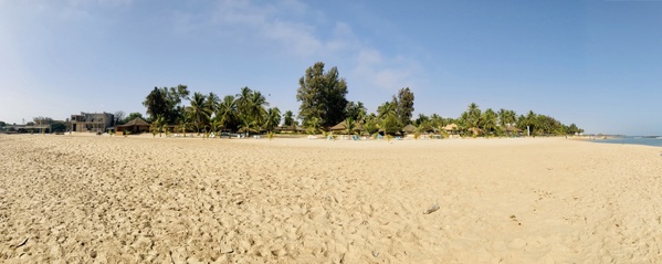 Vue de la plage de Saly en mai 2023. Photo d’archives d’illustration ; elle ne représente pas le dispositif des JOJ ni les limites du périmètre réglementé. Crédit : Moussa Kalamou Diop / Wikimedia Commons — CC0 1.0.