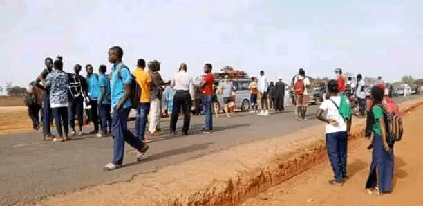 Accident: Après Tassette, un véhicule de type 4×4 a mortellement fauché deux jeunes filles qui sont mortes sur le coup. Accident: Après Tassette, un véhicule de type 4×4 a mortellement fauché deux jeunes filles qui sont mortes sur le coup.