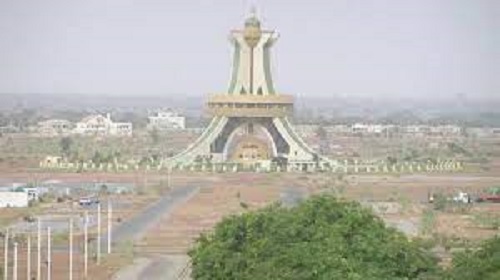 Le Burkina Faso révise sa Constitution, le français relégué au rang de "langue de travail"