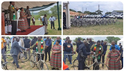 Le président du Zimbabwe fait don de 54 vélos aux chefs de village comme cadeau de Noël
