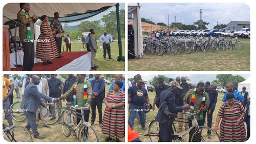 Le président du Zimbabwe fait don de 54 vélos aux chefs de village comme cadeau de Noël Le président du Zimbabwe fait don de 54 vélos aux chefs de village comme cadeau de Noël