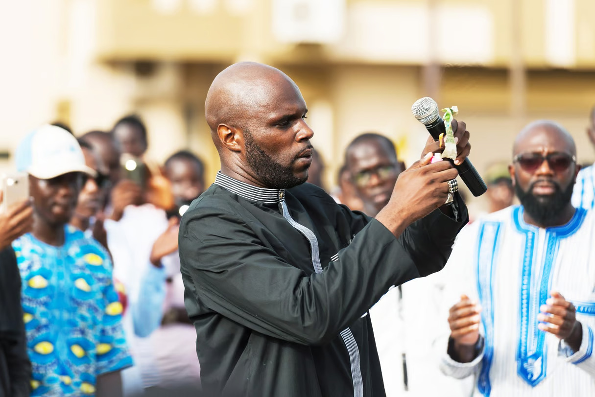 Kémi Séba brûle son passeport français lors d'un meeting à Paris