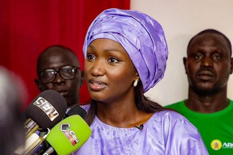 Anta Babacar Ngom appelle à la vigilance après avoir voté au Centre Lycée Ngalandou Diouf Anta Babacar Ngom appelle à la vigilance après avoir voté au Centre Lycée Ngalandou Diouf
