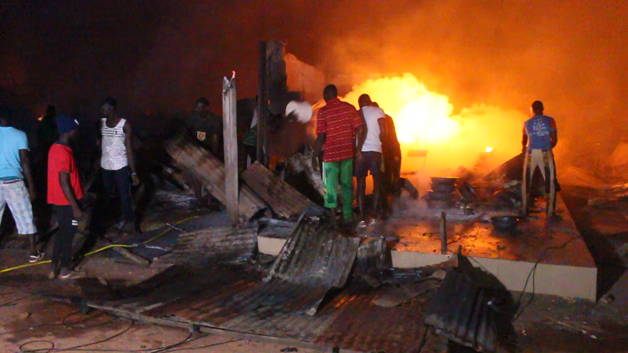 Incendie dévastateur au marché central de Mbour : cinq magasins consumés par les flammes