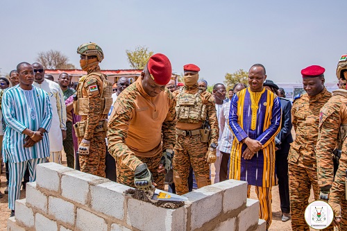 Au Burkina Faso, Ibrahim Traoré pose la première pierre d’un complexe industriel textile