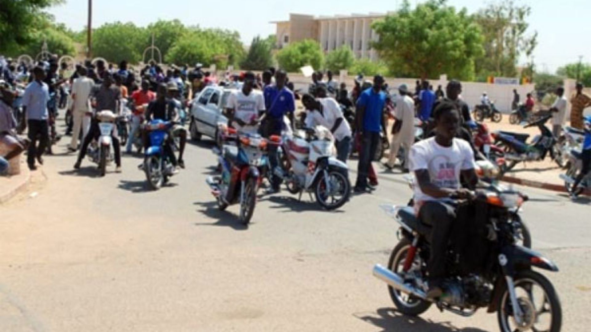 Manifestation à Saly : Arrestation et défèrement de 13 conducteurs de Motos Jakarta Manifestation à Saly : Arrestation et défèrement de 13 conducteurs de Motos Jakarta