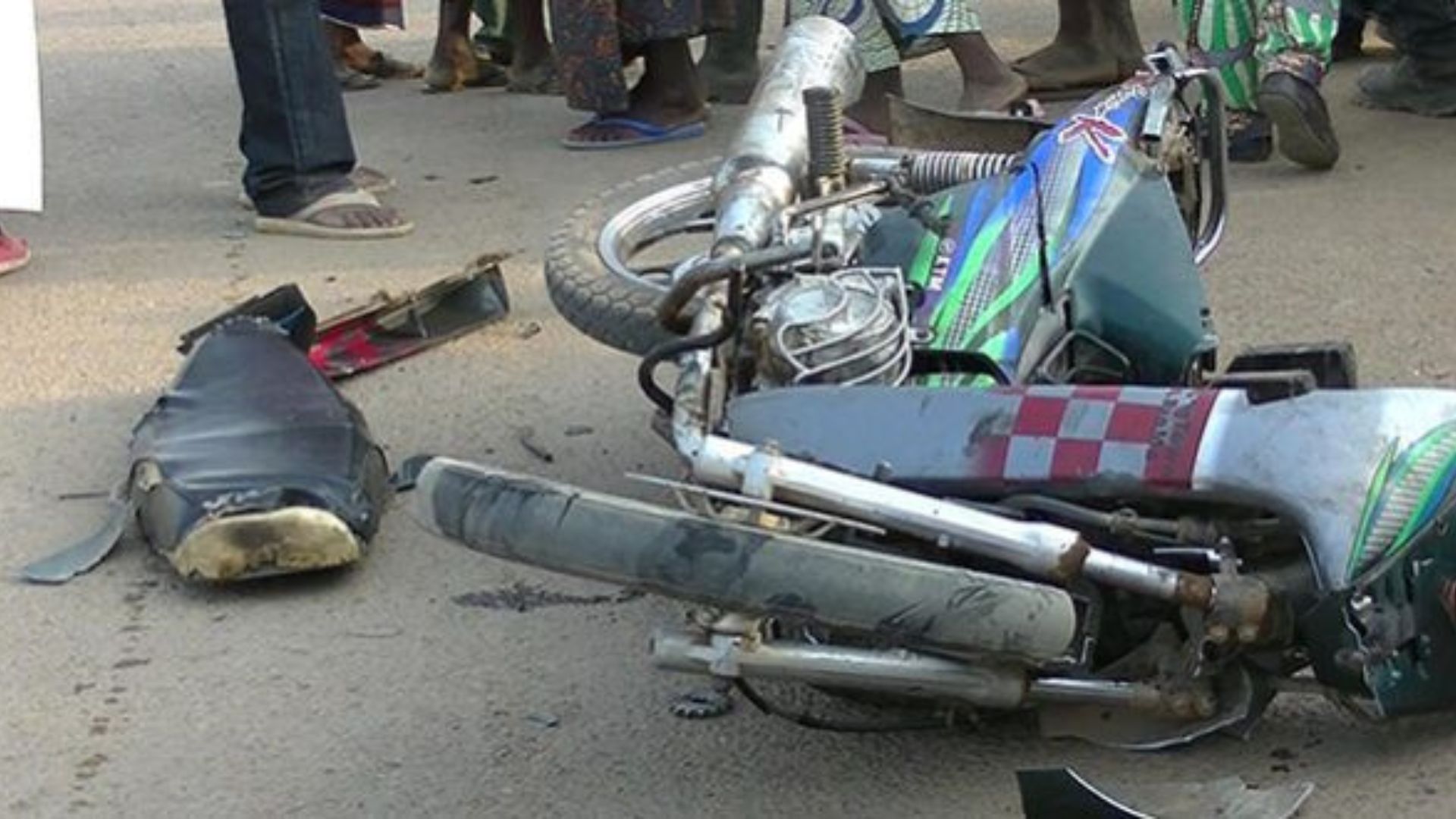 Tragédie à Bakel : Un conducteur de moto taxi "Jakarta" tué dans un accident de la route