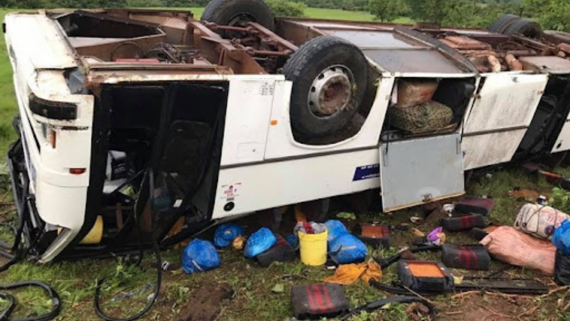 Accident à Thiadiaye : Un bus se renverse après avoir heurté un ralentisseur