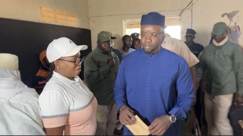 Ousmane Sonko, tête de liste nationale du Parti Pastef-les Patriotes, a accompli son devoir civique ce matin à l'école des filles de Ziguinchor Ousmane Sonko, tête de liste nationale du Parti Pastef-les Patriotes, a accompli son devoir civique ce matin à l'école des filles de Ziguinchor
