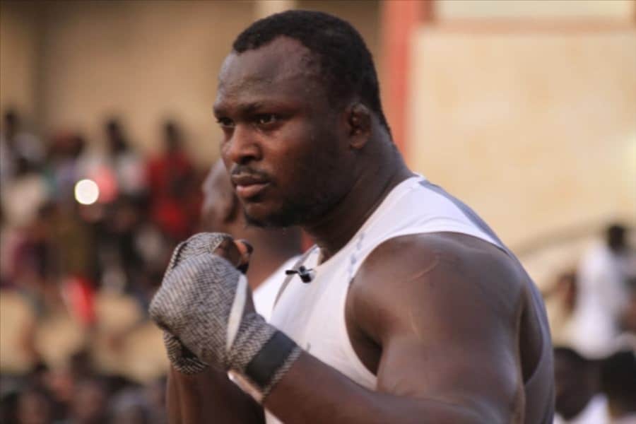 Modou Lô conserve son titre de Roi des arènes en battant Siteu Modou Lô conserve son titre de Roi des arènes en battant Siteu