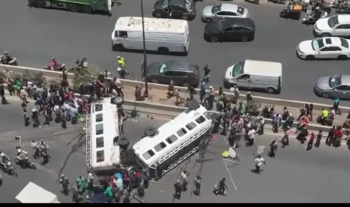 Accident sur l’autoroute à péage : collision entre deux cars « Ndiaga Ndiaye » au pont Hann Accident sur l’autoroute à péage : collision entre deux cars « Ndiaga Ndiaye » au pont Hann