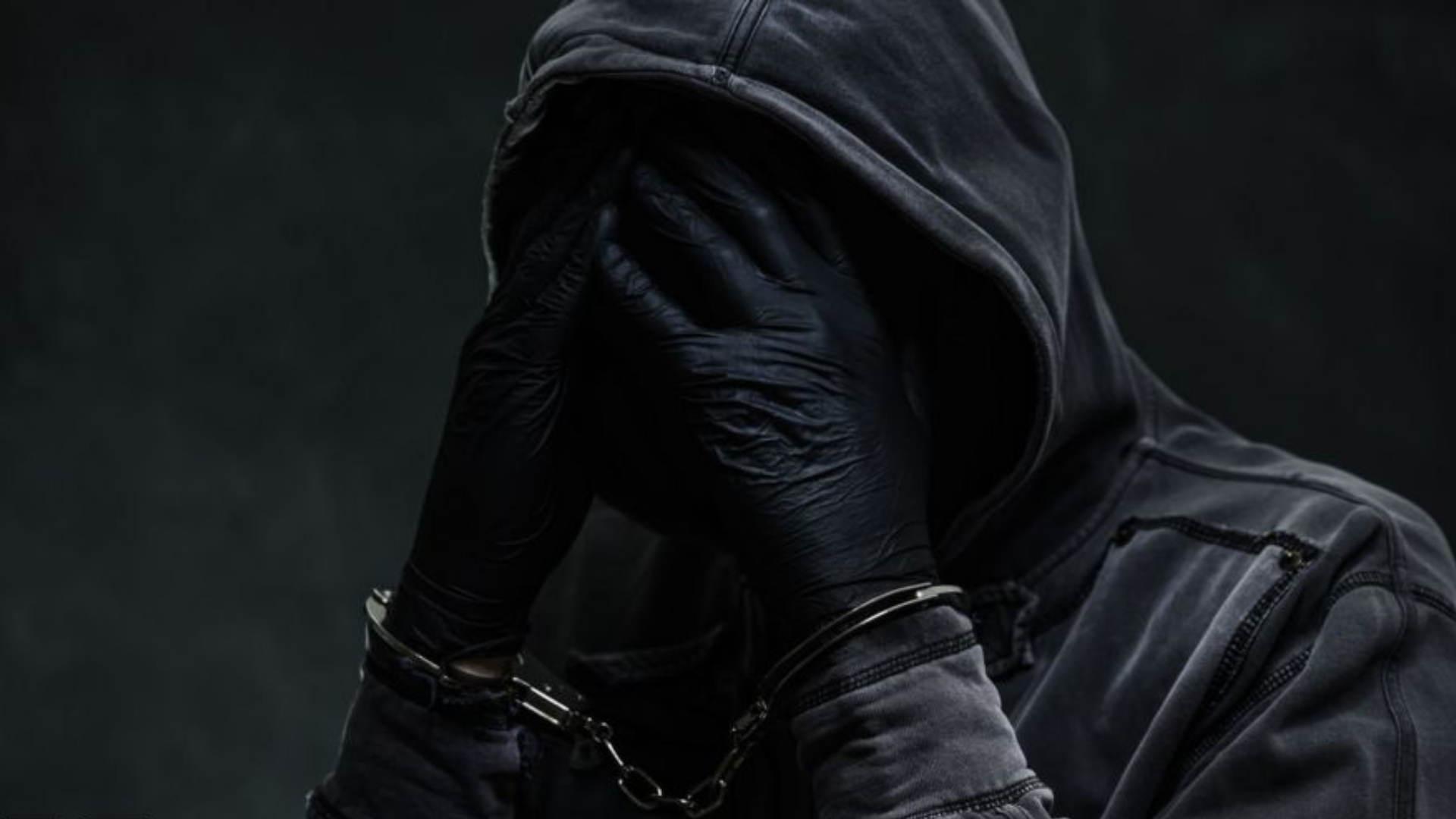 Affaire Kocc : Un présumé complice arrêté à l’aéroport alors qu’il tentait de quitter le pays Affaire Kocc : Un présumé complice arrêté à l’aéroport alors qu’il tentait de quitter le pays