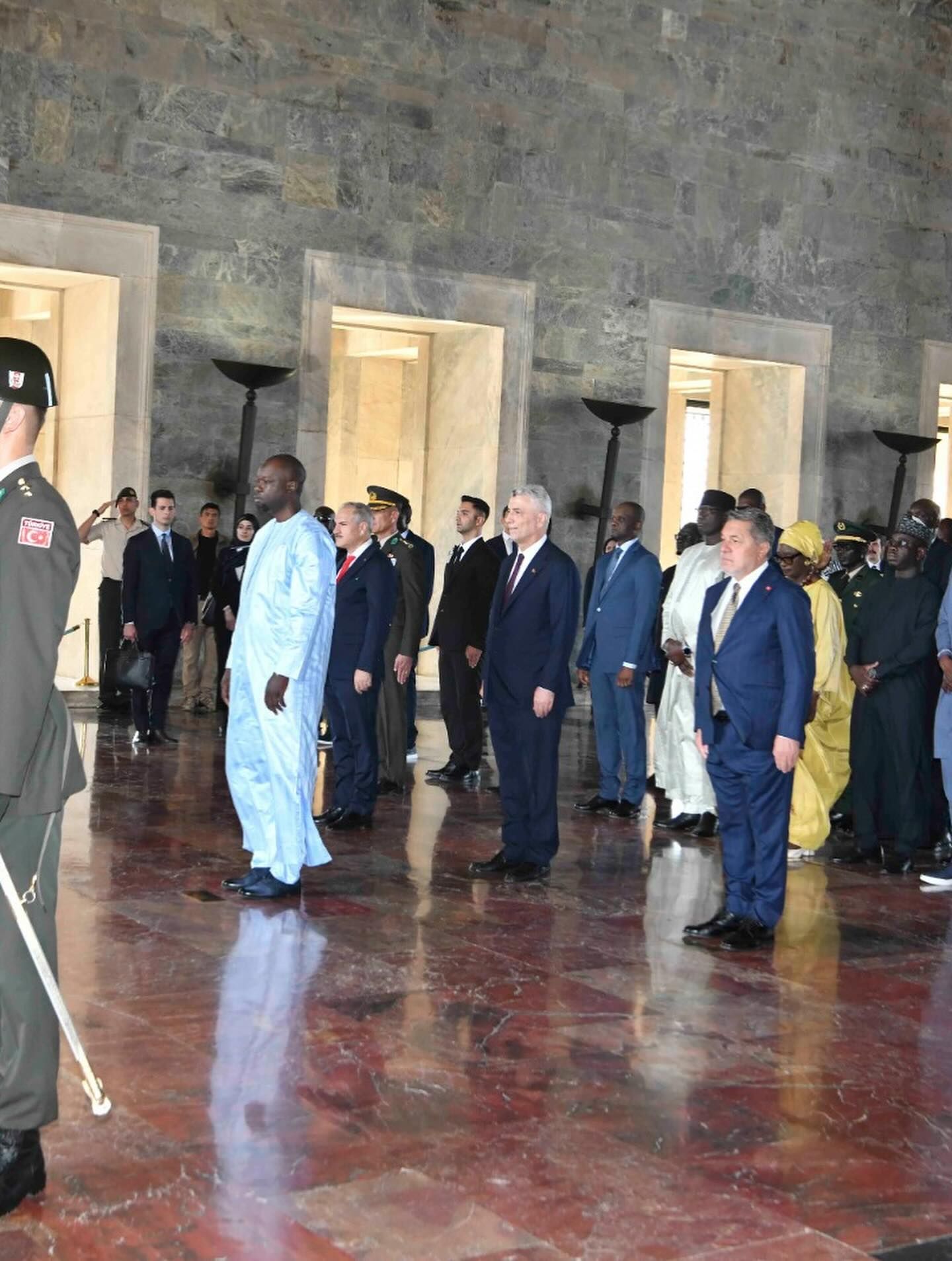 Ousmane Sonko entame sa visite en Turquie par un hommage solennel à Atatürk Ousmane Sonko entame sa visite en Turquie par un hommage solennel à Atatürk