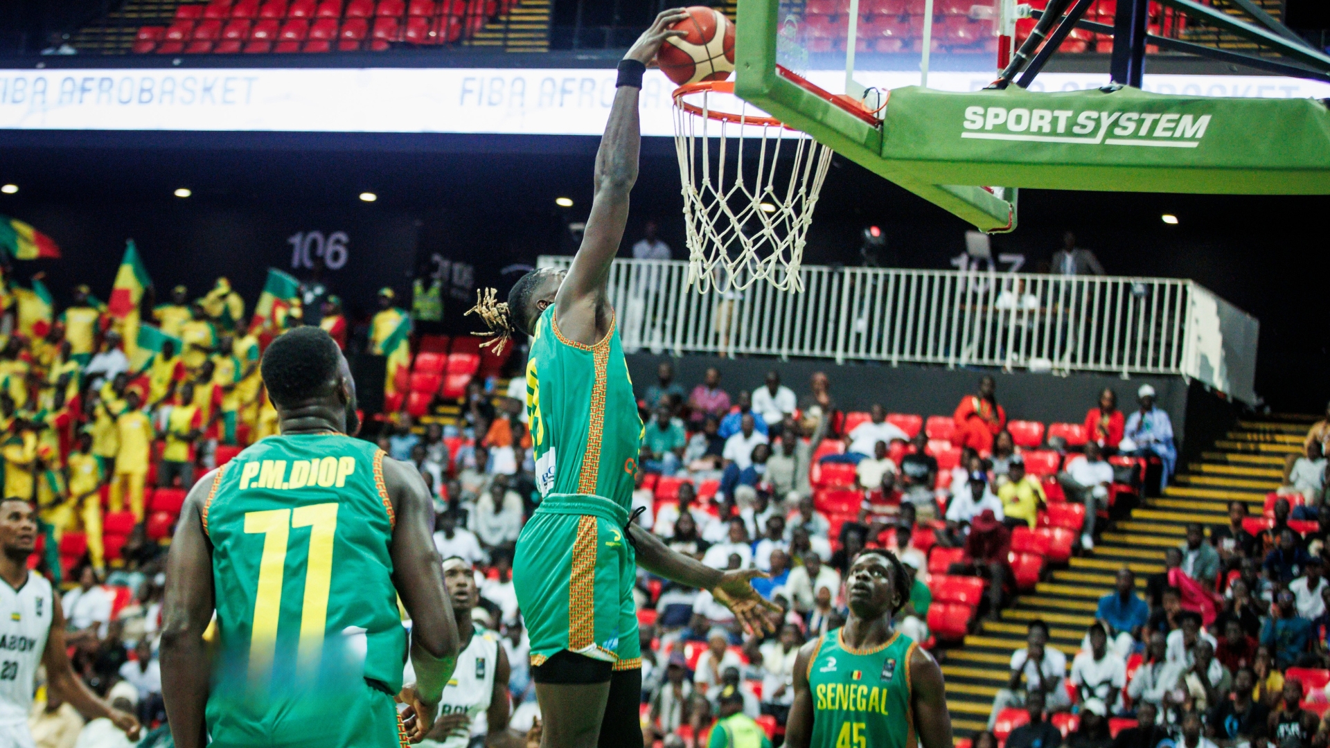 Afrobasket 2025 : Les Lions du basket sénégalais reçoivent le drapeau national avant leur départ pour l’Angola