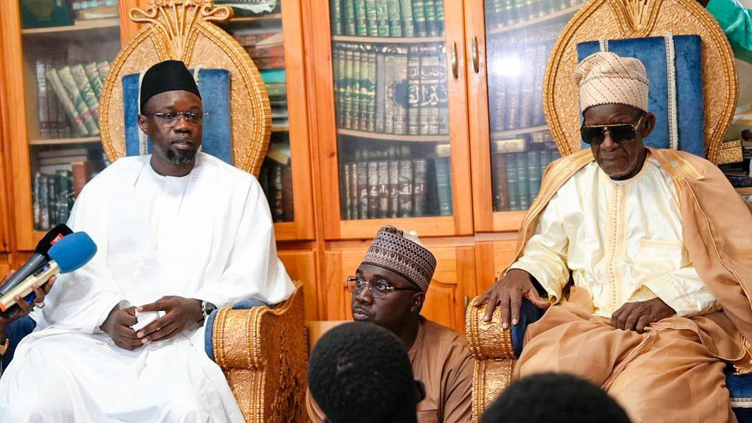 Ousmane Sonko reçu à Médina Baye par le Khalife général des Tidjanyes Ousmane Sonko reçu à Médina Baye par le Khalife général des Tidjanyes