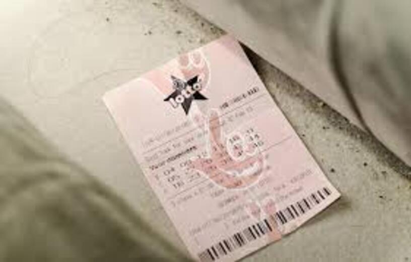 En faisant le ménage, elle tombe sur des billets de loterie oubliés et empoche…. 100 000 $