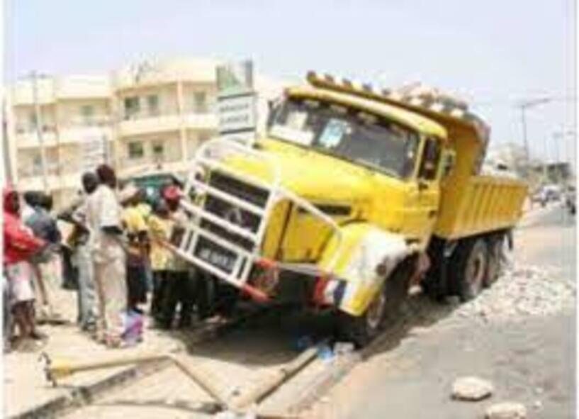 Drame à Yarakh : un ouvrier de Dieuppeul tué après qu’une moto surchargée a fait tomber son scooter