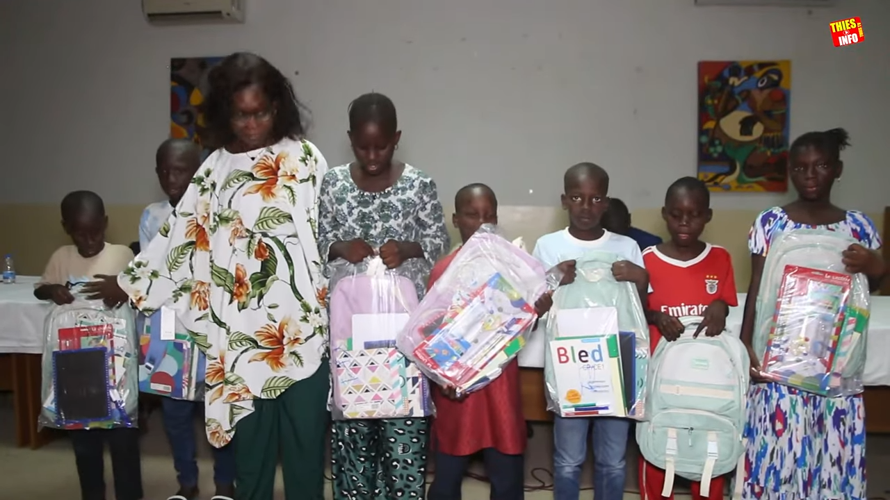 Au tribunal de Thiès, l’AEMO soutient les enfants avec des fournitures scolaires et des conseils parentaux