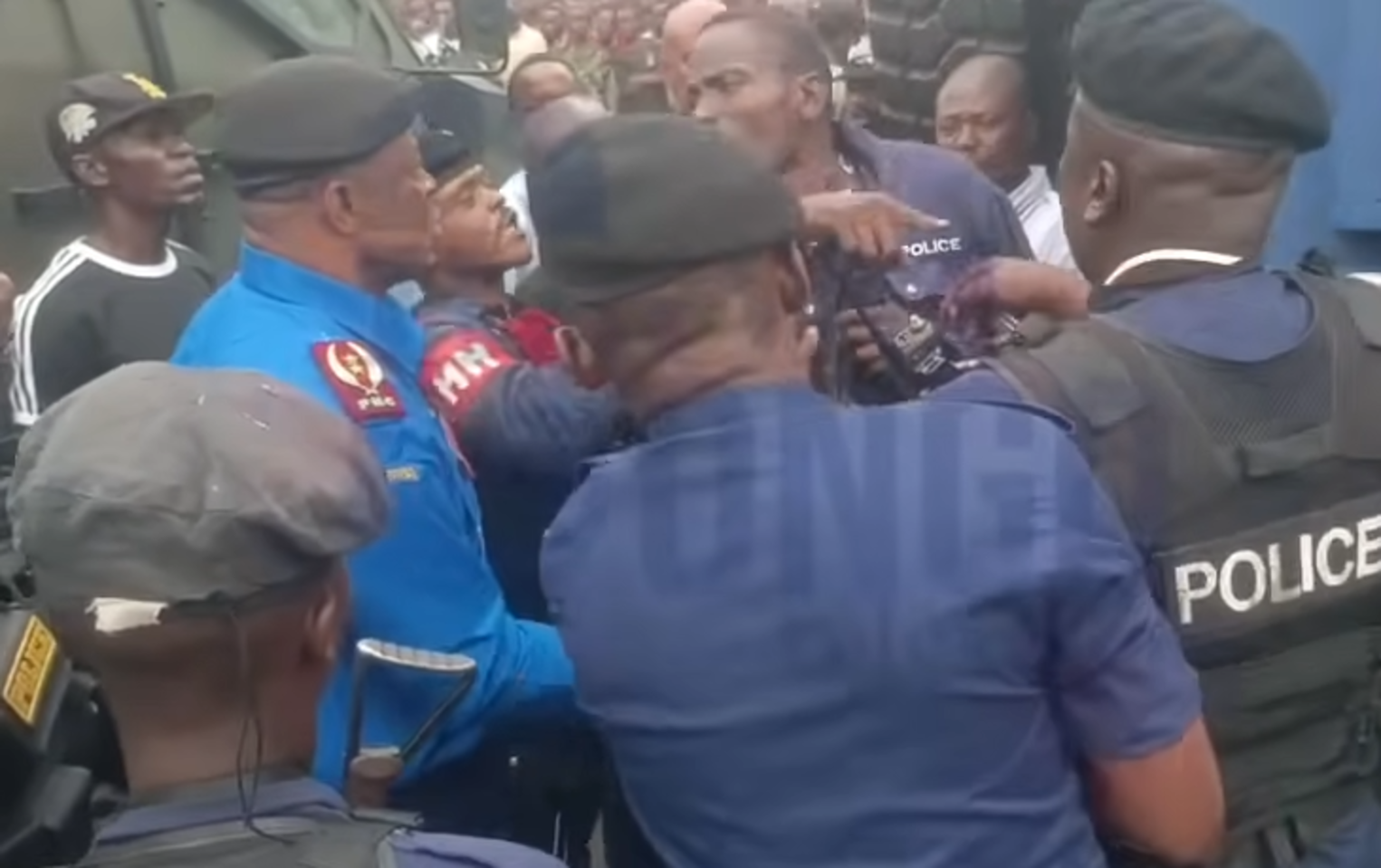 BRAQUAGE À LA VICTOIRE : UN POLICIER ARRÊTÉ AVEC DE L’ARGENT CACHÉ SUR LUI APRÈS L’ATTAQUE DE LA RAWBANK
