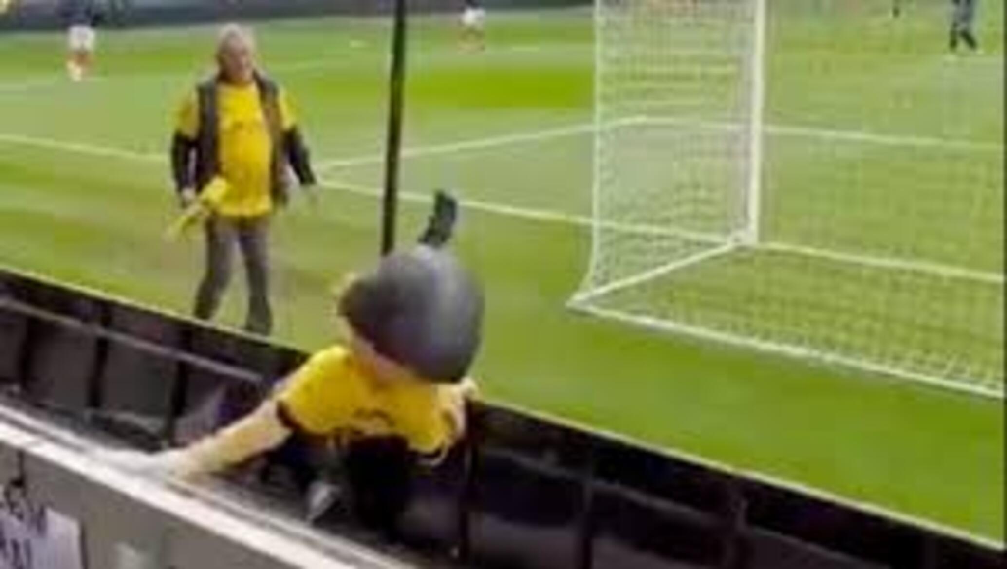 Ivre, la mascotte d’un club amateur de football se fait expulser avant le début du match