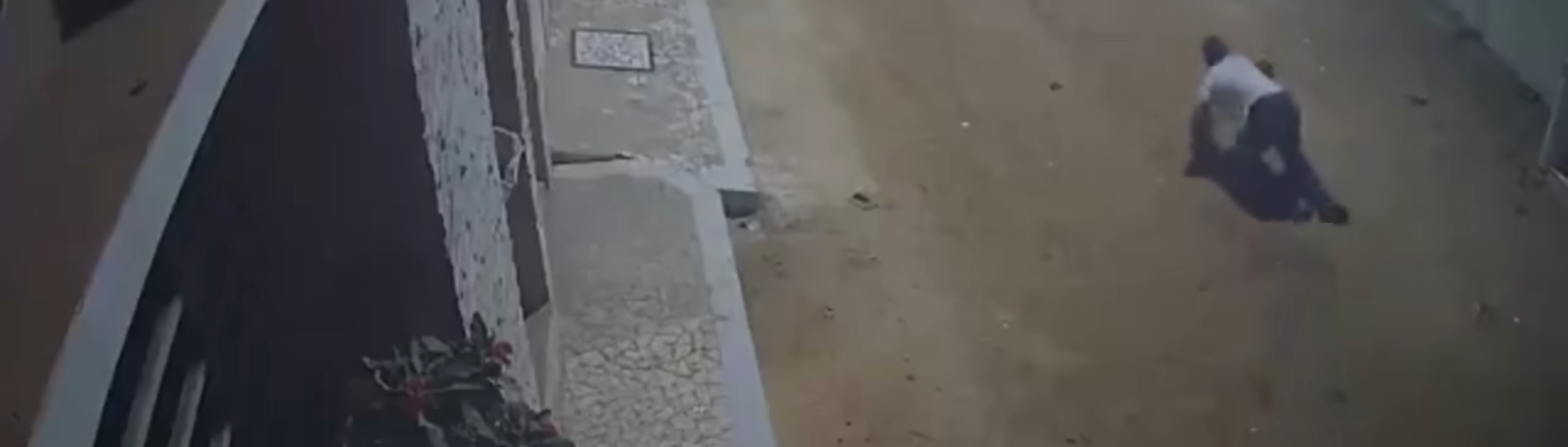 Caméra de surveillance : un cambrioleur chute du 2e étage… puis disparaît en rampant Caméra de surveillance : un cambrioleur chute du 2e étage… puis disparaît en rampant