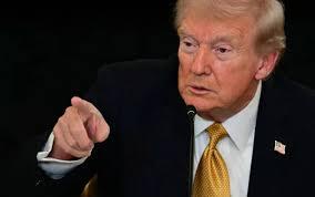 « Traîtres », « peine de mort »… C’est quoi cette histoire de désobéissance des militaires qui rend Trump furieux ?