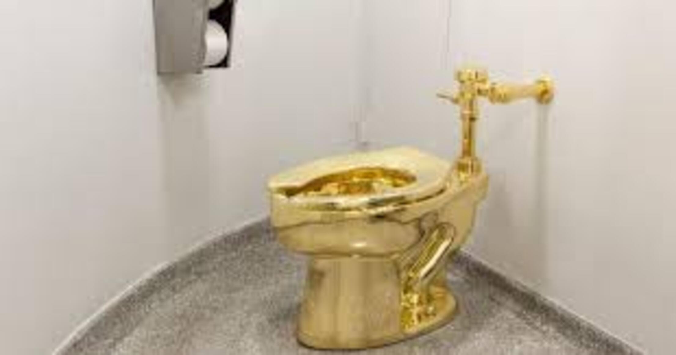 Les toilettes en or massif de Maurizio Cattelan ont été vendues plus de 12 millions de dollars aux enchères