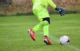 Football : Une bagarre éclate sur le terrain, un joueur en profite pour marquer dans le but vide