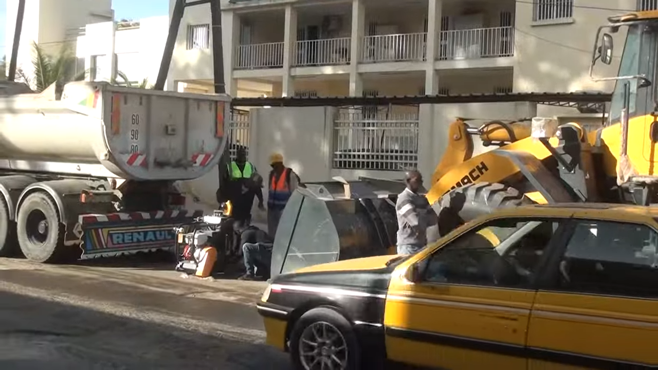 Réhabilitation des routes à Thiès : les travaux lancés sur l’axe Tribunal – Angle Sérigne Fallou – Rond-point de l’Hôpital régional