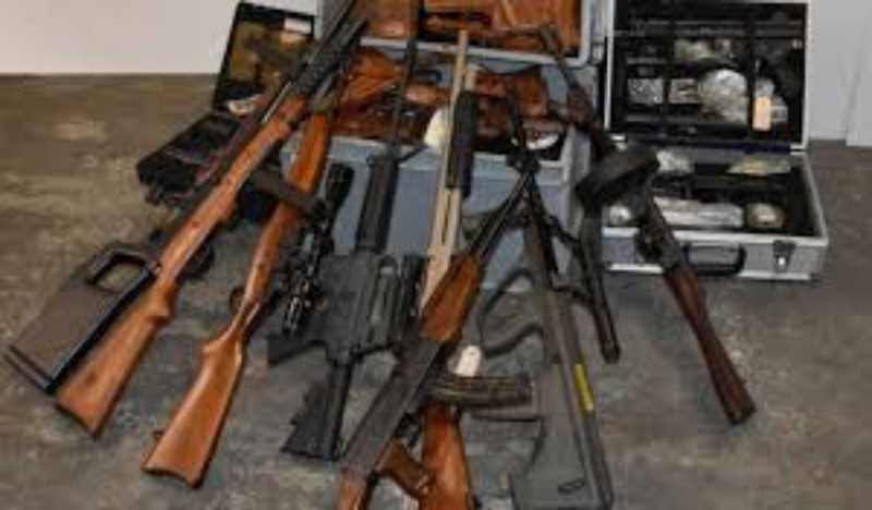 L’affaire prend forme à Ngathie Naoudé, lors d’une opération menée contre le trafic de stupéfiants. Les gendarmes arrêtent A. Mbaye, trouvé en possession de chanvre indien. La fouille de son domicile permet la découverte de deux pistolets artisanaux