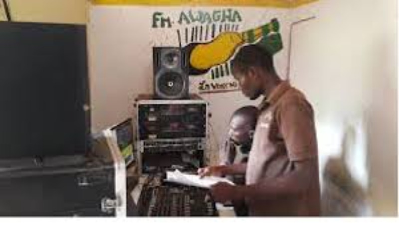 Violente intrusion à Awagna FM : deux animateurs agressés en plein direct Violente intrusion à Awagna FM : deux animateurs agressés en plein direct