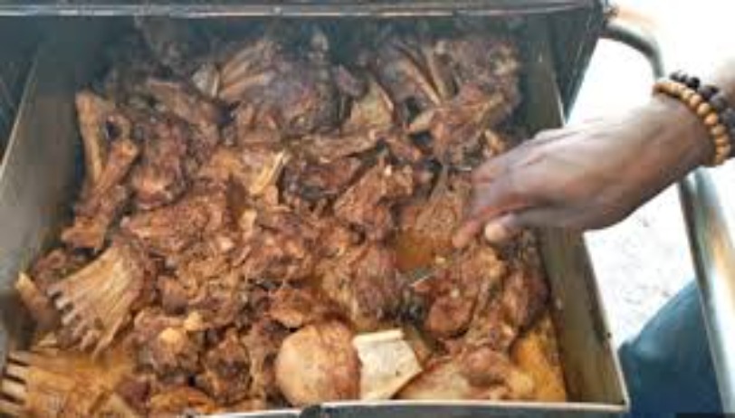 Viande grillée emballée dans du papier de ciment : une pratique à risque pour la santé Viande grillée emballée dans du papier de ciment : une pratique à risque pour la santé