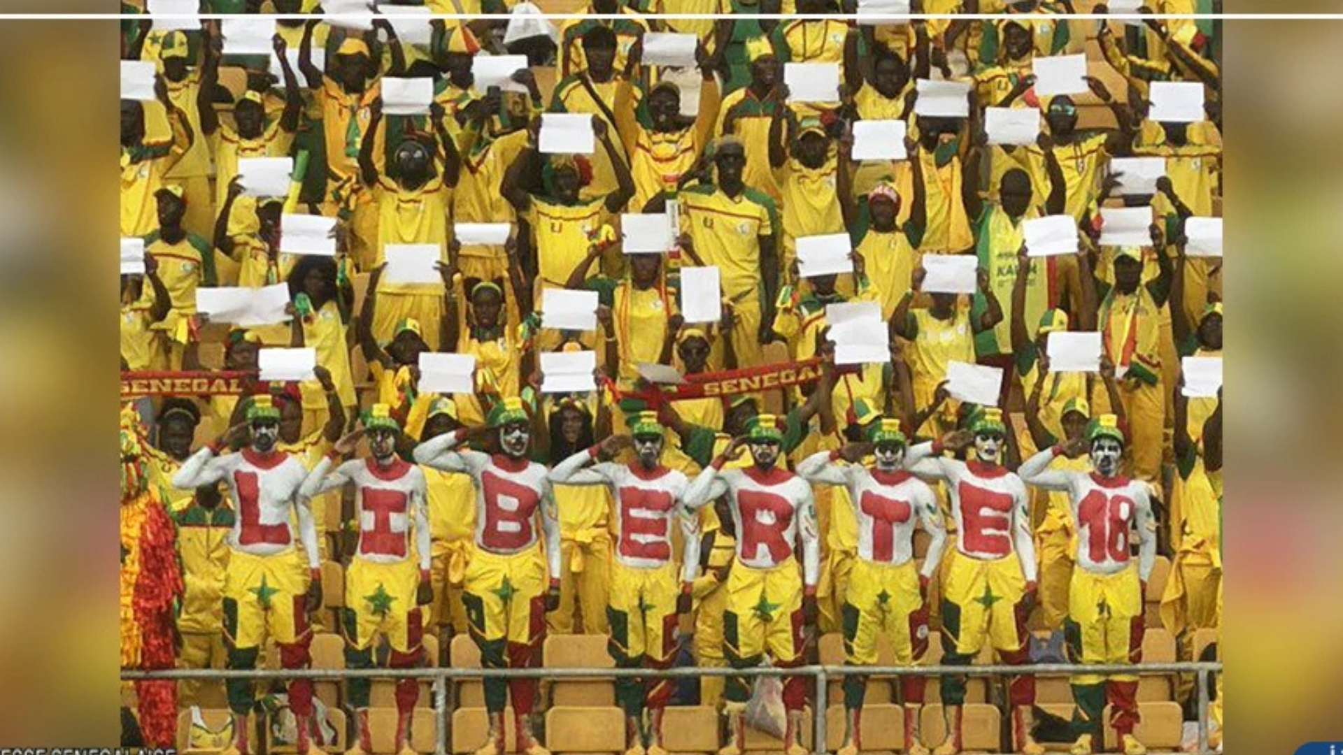 Des supporters sénégalais mobilisés pour la libération de leurs compatriotes lors du match contre la Gambie