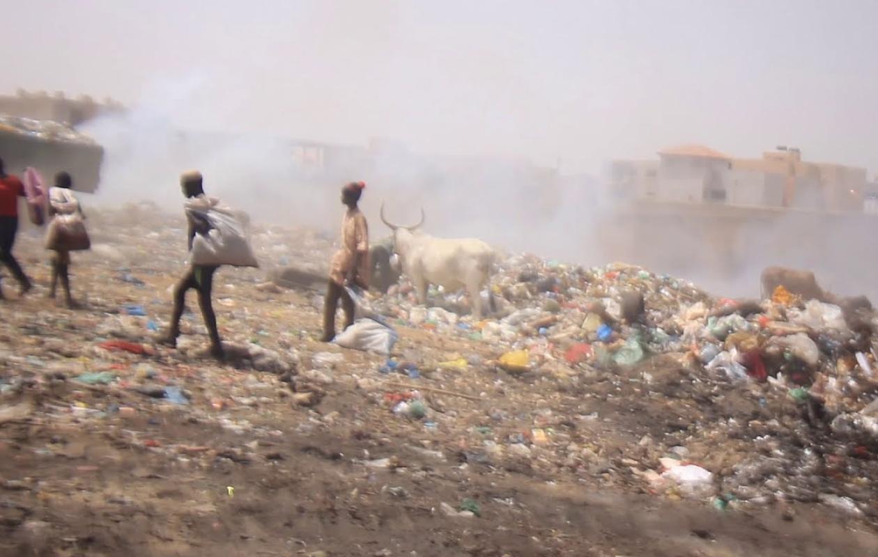 Thiès-Ouest : la décharge de Keur Massamba Guèye en feu, les populations suffoquent