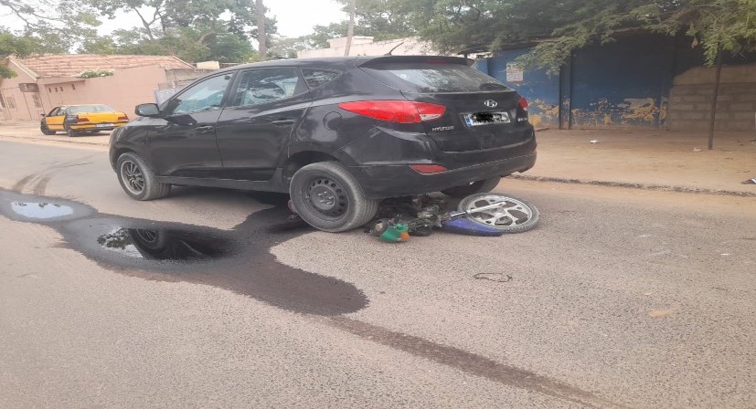 Thiès : un jeune motocycliste percuté par un 4x4 devant la Chambre de commerce, des informations font état de son décès Thiès : un jeune motocycliste percuté par un 4x4 devant la Chambre de commerce, des informations font état de son décès