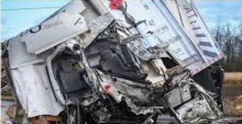 Accident mortel à Fandène : choc violent entre un camion et une voiture Accident mortel à Fandène : choc violent entre un camion et une voiture