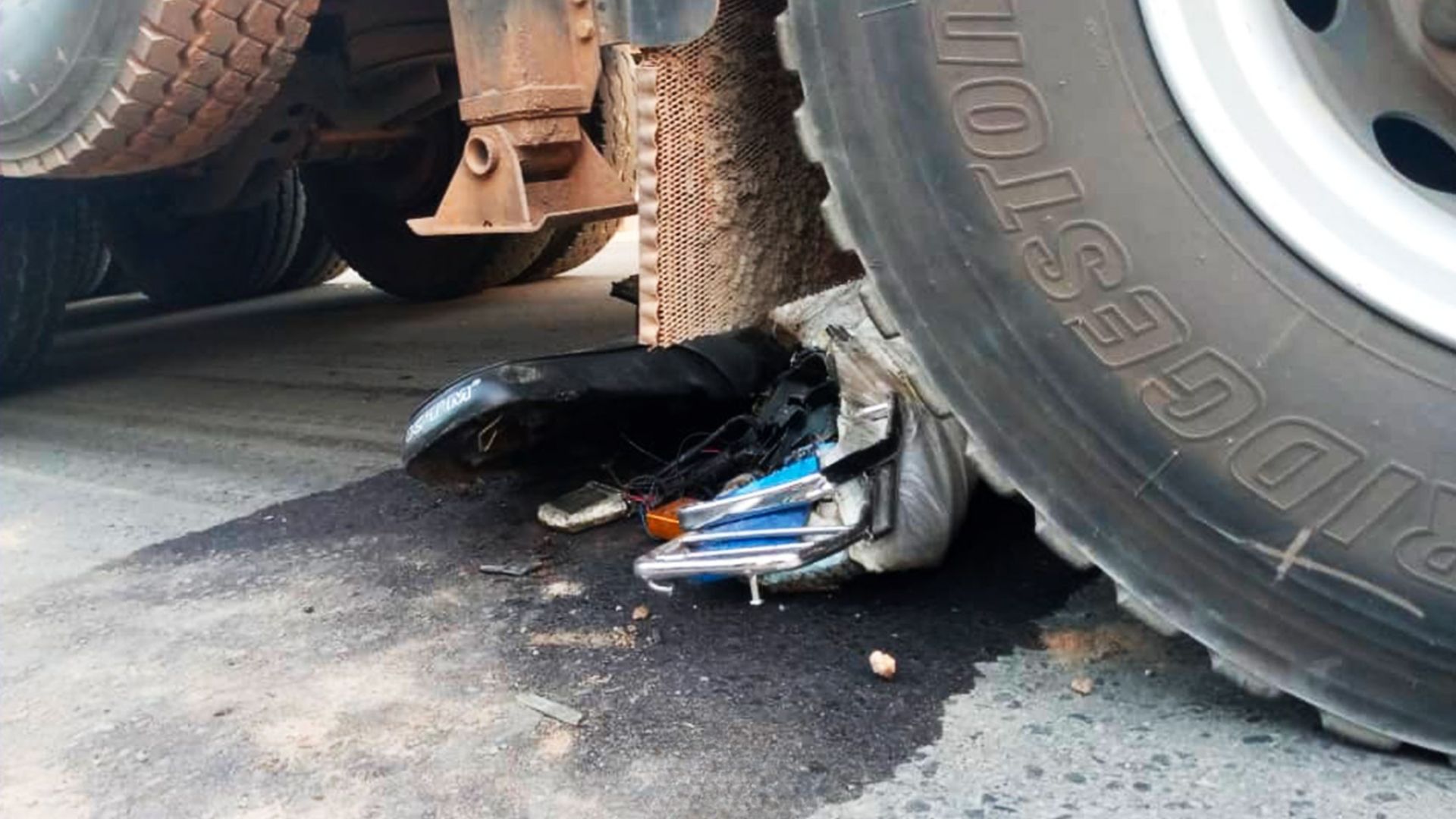 Accident mortel à Thiès : un jeune conducteur de Jakarta percuté par un camion