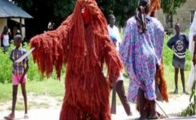Mbour : une sortie clandestine du Kankourang conduit 10 membres d’un « leul » devant le parquet Mbour : une sortie clandestine du Kankourang conduit 10 membres d’un « leul » devant le parquet
