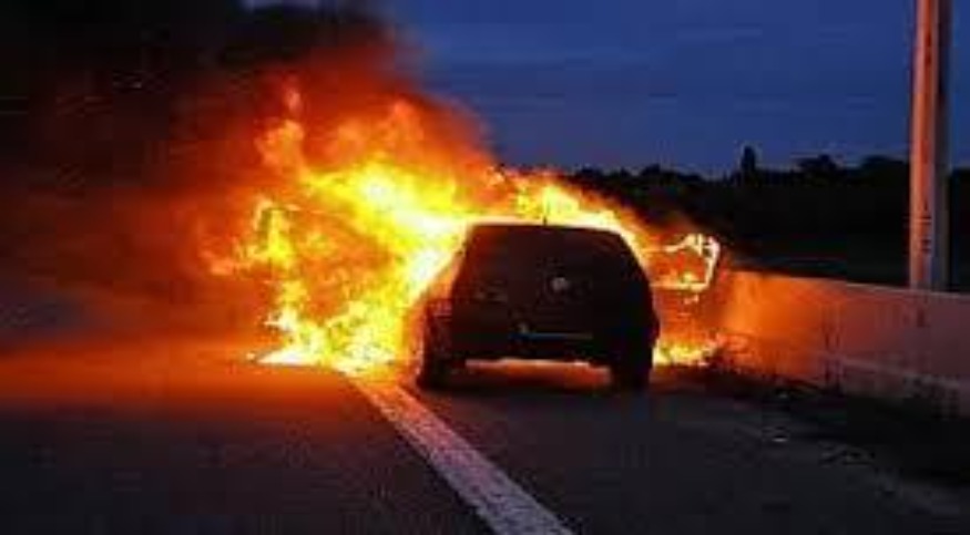 Thiès : un véhicule prend feu à la sortie de Keur Ndioukoune, trois personnes sauvées