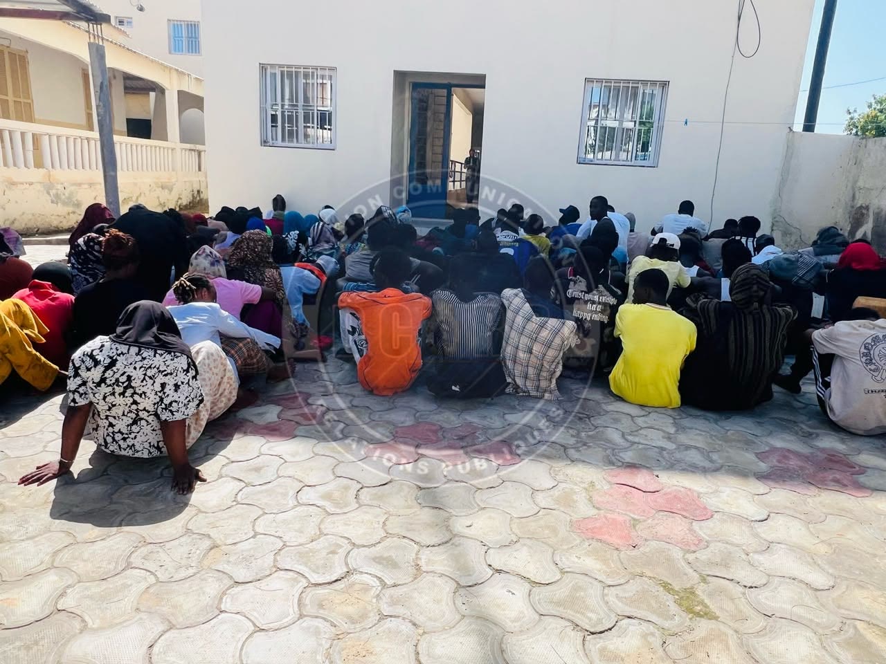 Personnes secourues à Gandiol après l’échouement d’une pirogue — photo publiée par PressAfrik.