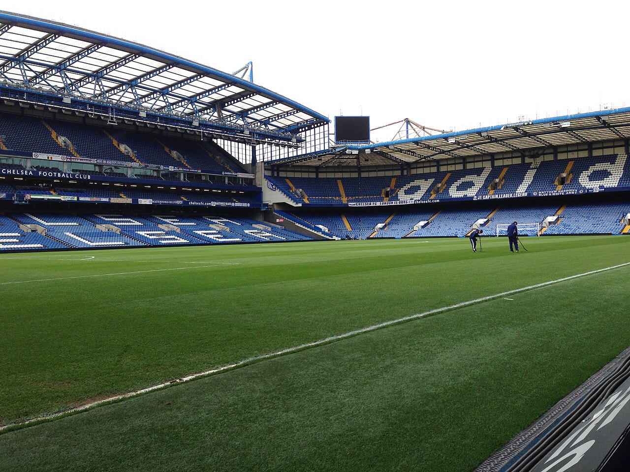 Stamford Bridge, stade de Chelsea, photographié le 14 mai 2013. Photo : Nate Loper / Wikimedia Commons, CC BY 2.0. Archive d’illustration, recadrée pour les vignettes.