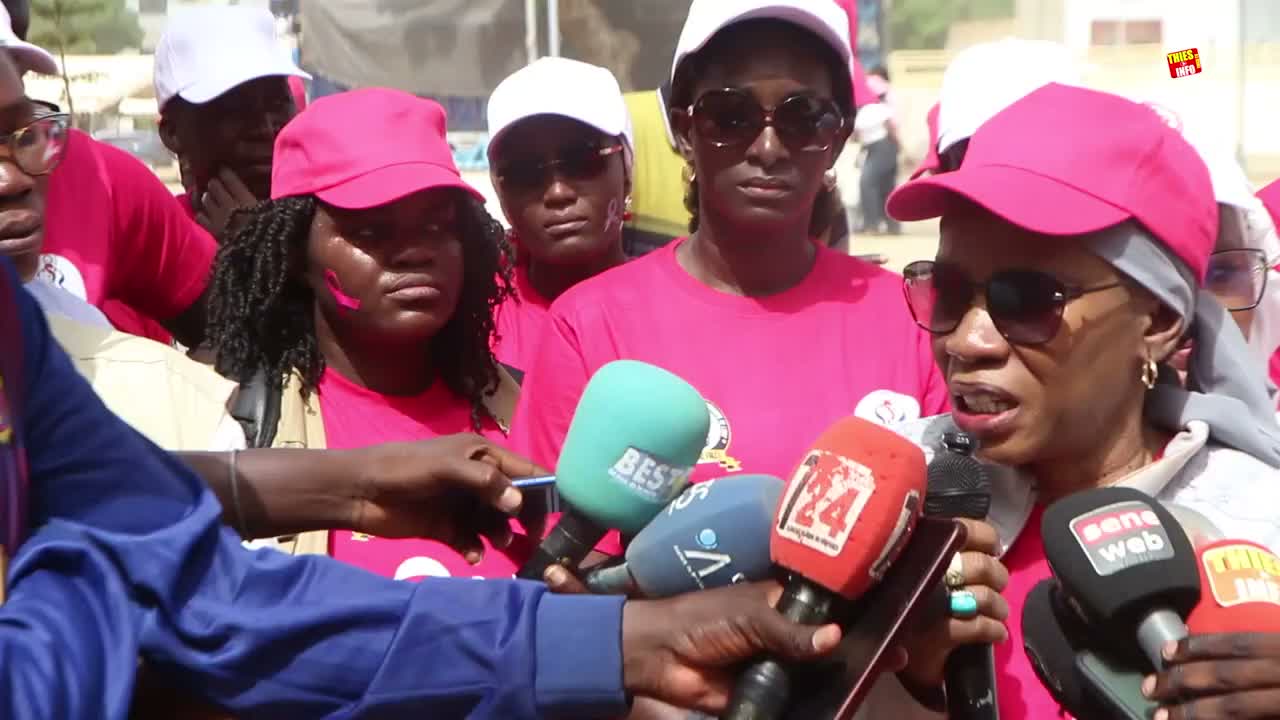 Mariama Cissokho répond à la presse lors de la randonnée d’Octobre rose à Thiès, le 24 octobre 2026. Capture vidéo : Thiesinfo TV.
