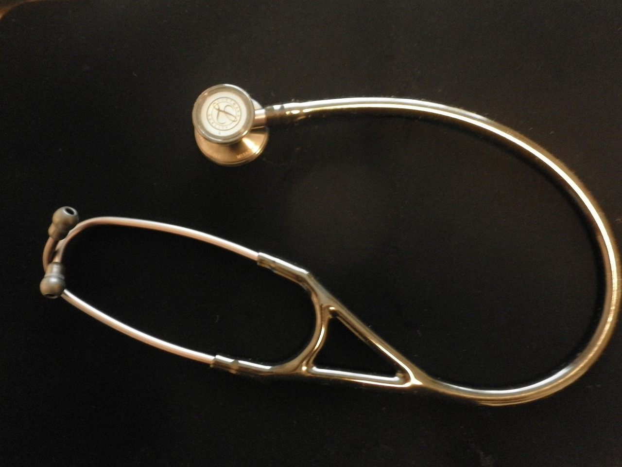 Stéthoscope — photo d’illustration, sans lien avec les équipements du nouvel hôpital de Tivaouane. Crédit : Hanabishi / Wikimedia Commons, CC0.